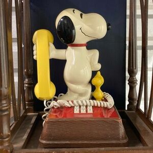 Vintage Snoopy & Woodstock Pushbutton Telephone w/Yellow Handset 1970’s